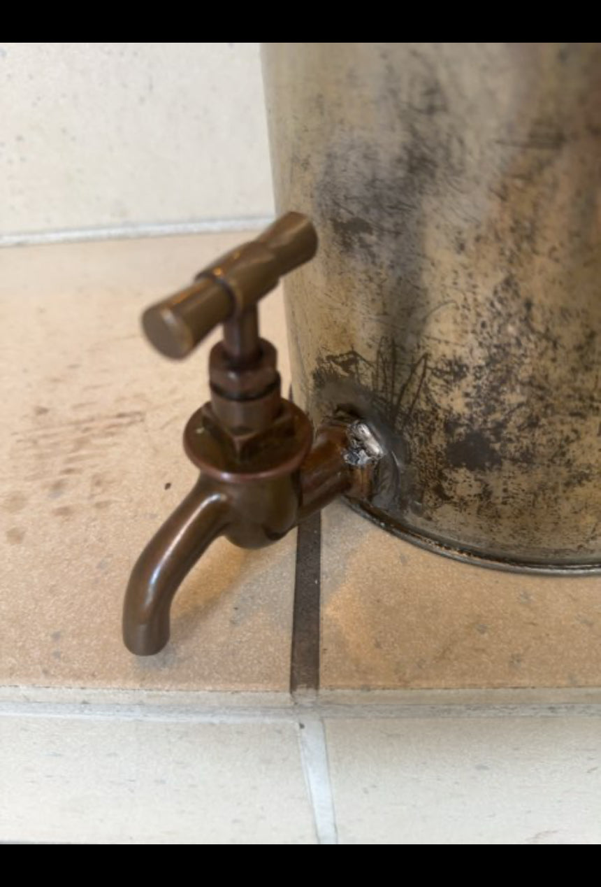 Gl. væskebeholder m/taphane